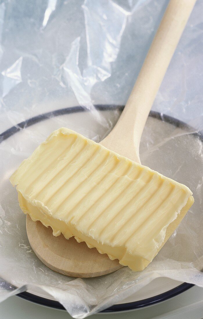 Stück Butter auf Kochlöffel