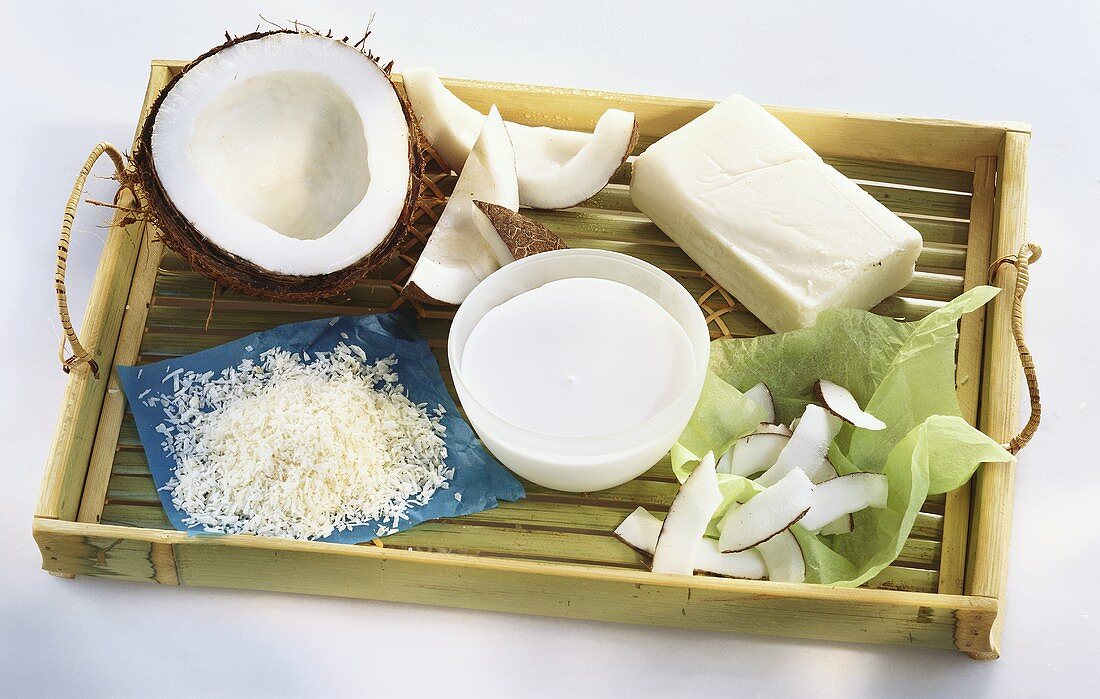 Kokosnuss, Kokosraspeln, Kokosmilch, Kokosfett auf Tablett