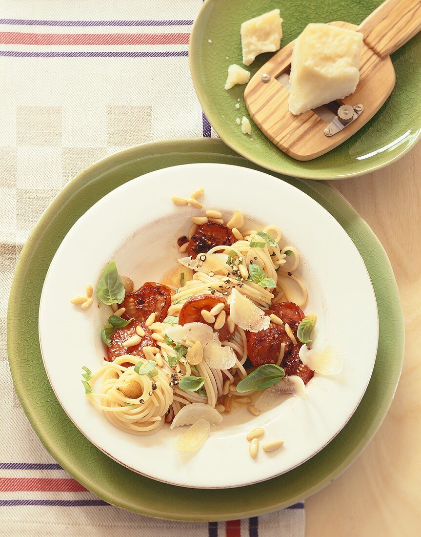 Spaghetti with tomatoes, pine nuts and Parmesan