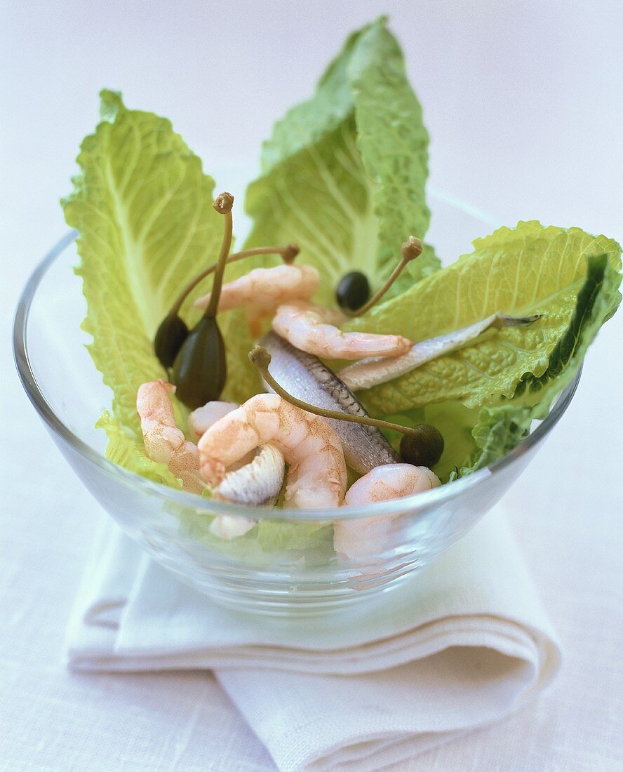 Romaine lettuce with anchovies, shrimps and giant capers