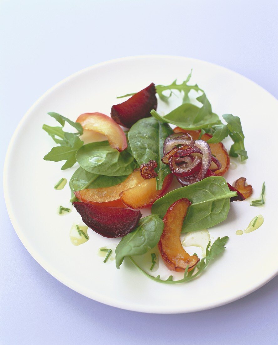 Beetroot salad with fried apples, onions and spinach