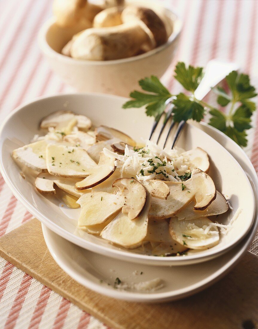 Insalata di porcini (Steinpilzsalat mit Parmesan, Italien)