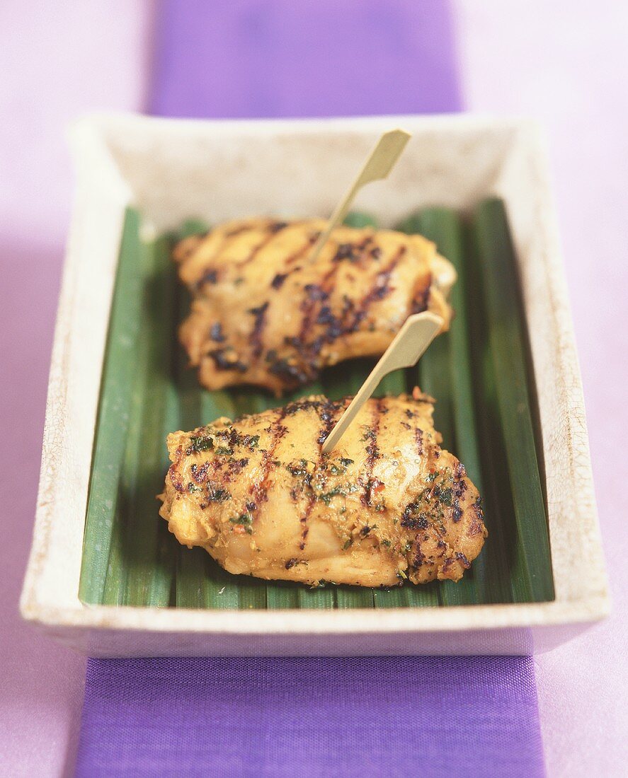 Gegrilltes Hähnchen auf Bananenblatt (Thailand)