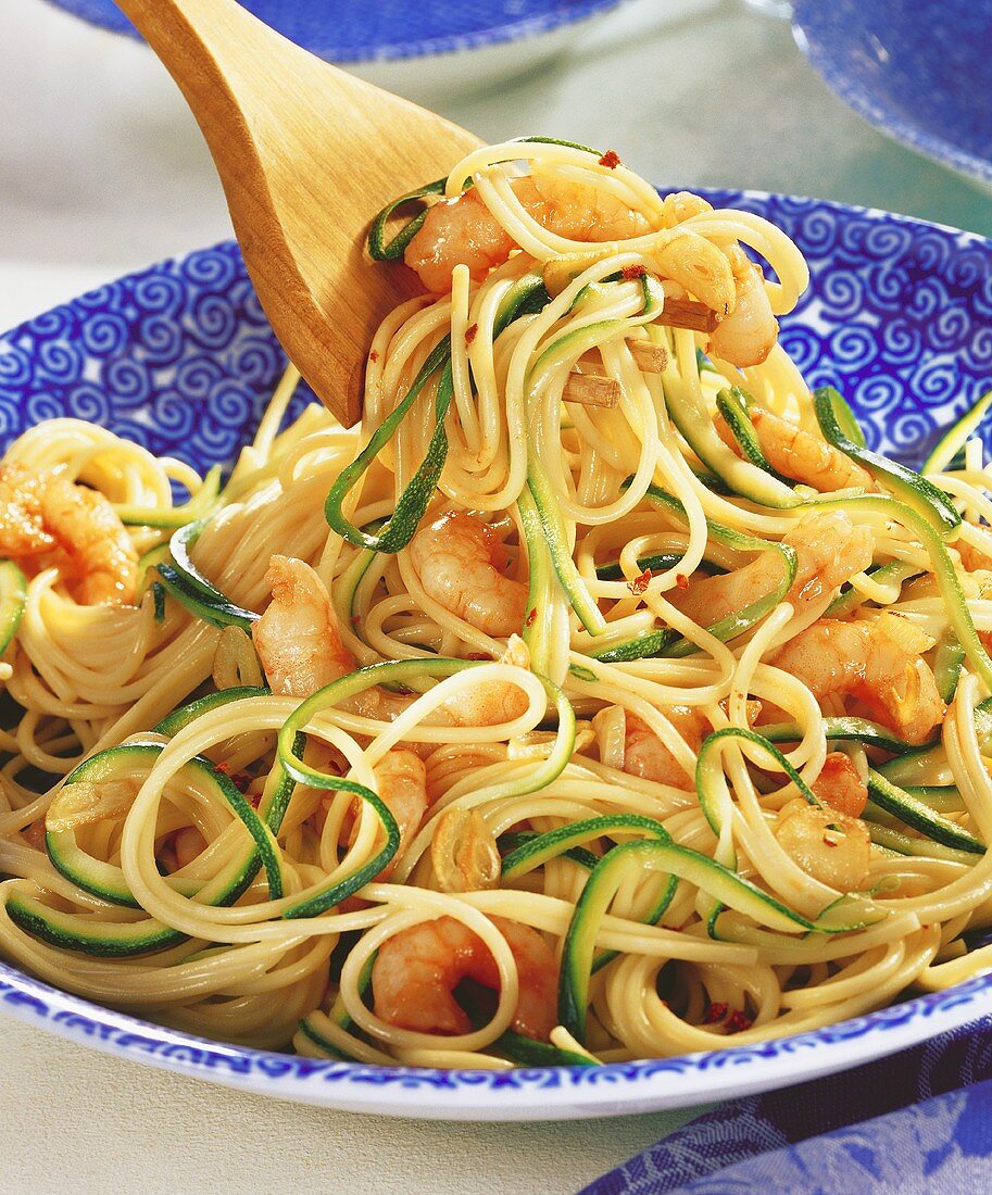 Spaghetti mit Garnelen und Zucchini