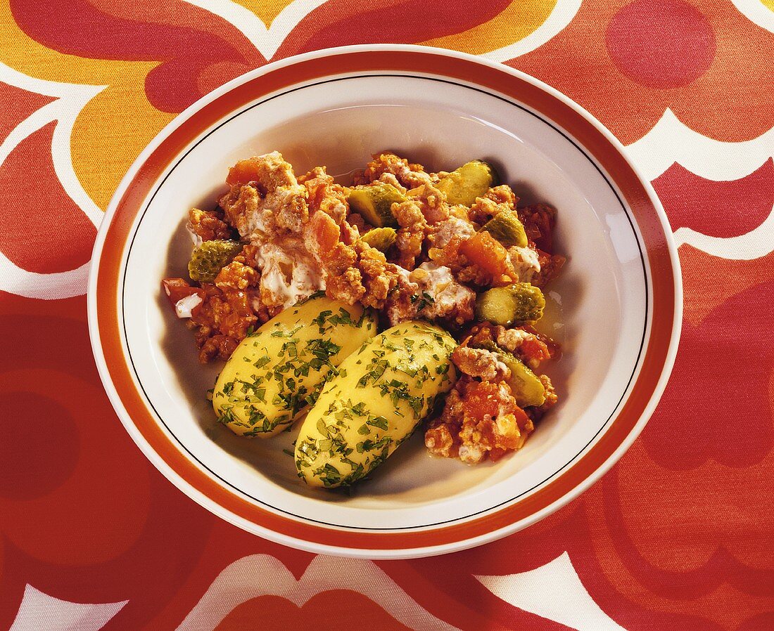 Fried mince with gherkins and boiled potatoes