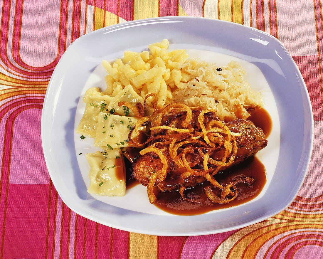 Schwäbischer Zwiebelrostbraten mit Spätzle und Sauerkraut