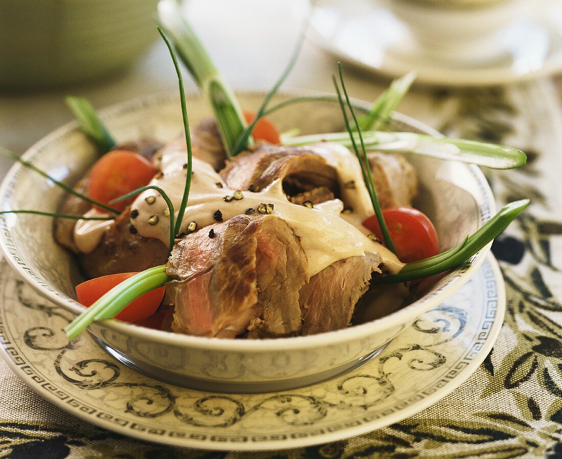 Kaltes Roastbeef mit Pfeffersauce und Tomaten