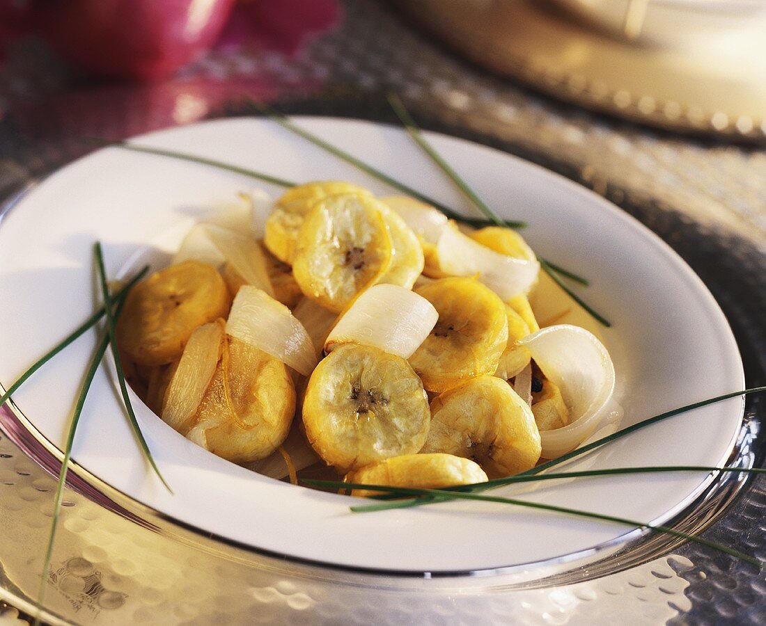 Gebratene Bananen mit Zwiebeln