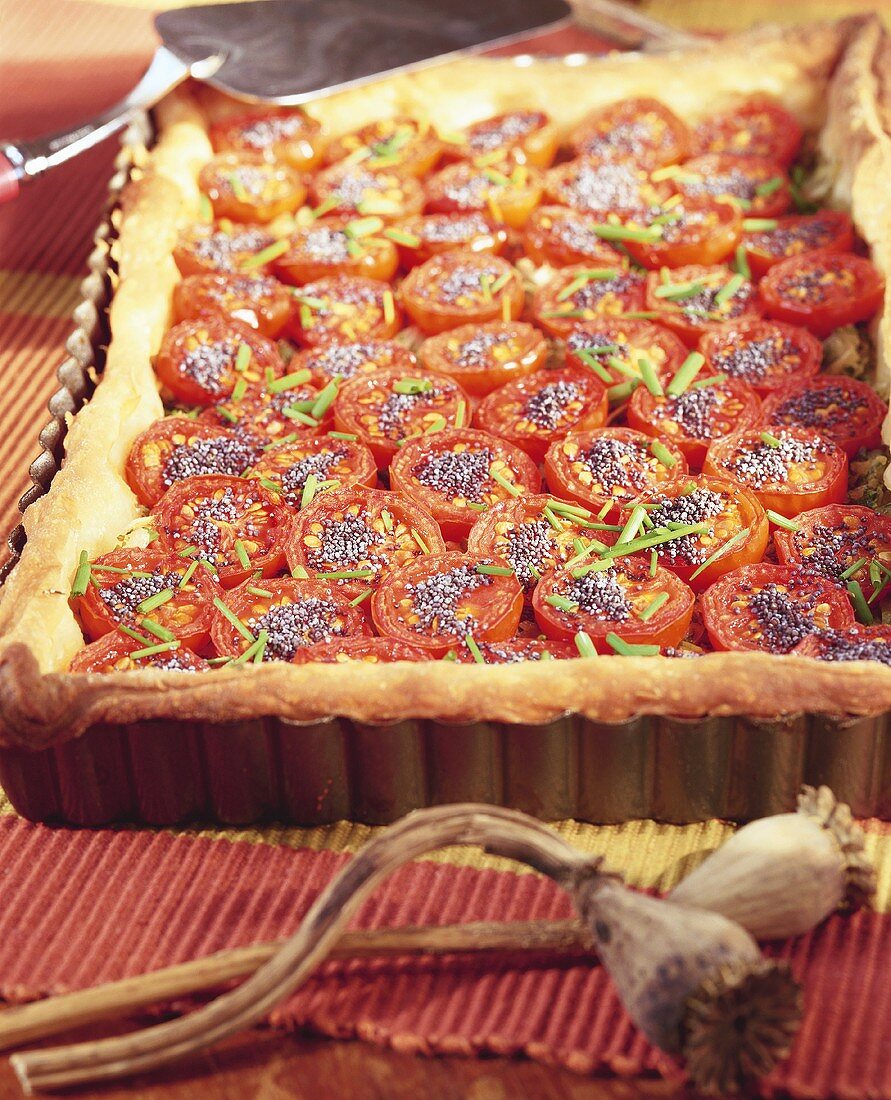 Tomatentarte mit Mohn und Schnittlauch