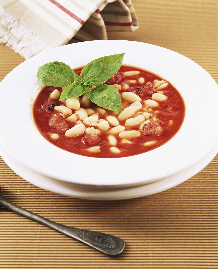 weiße Bohnen-Tomaten-Suppe mit Wurst