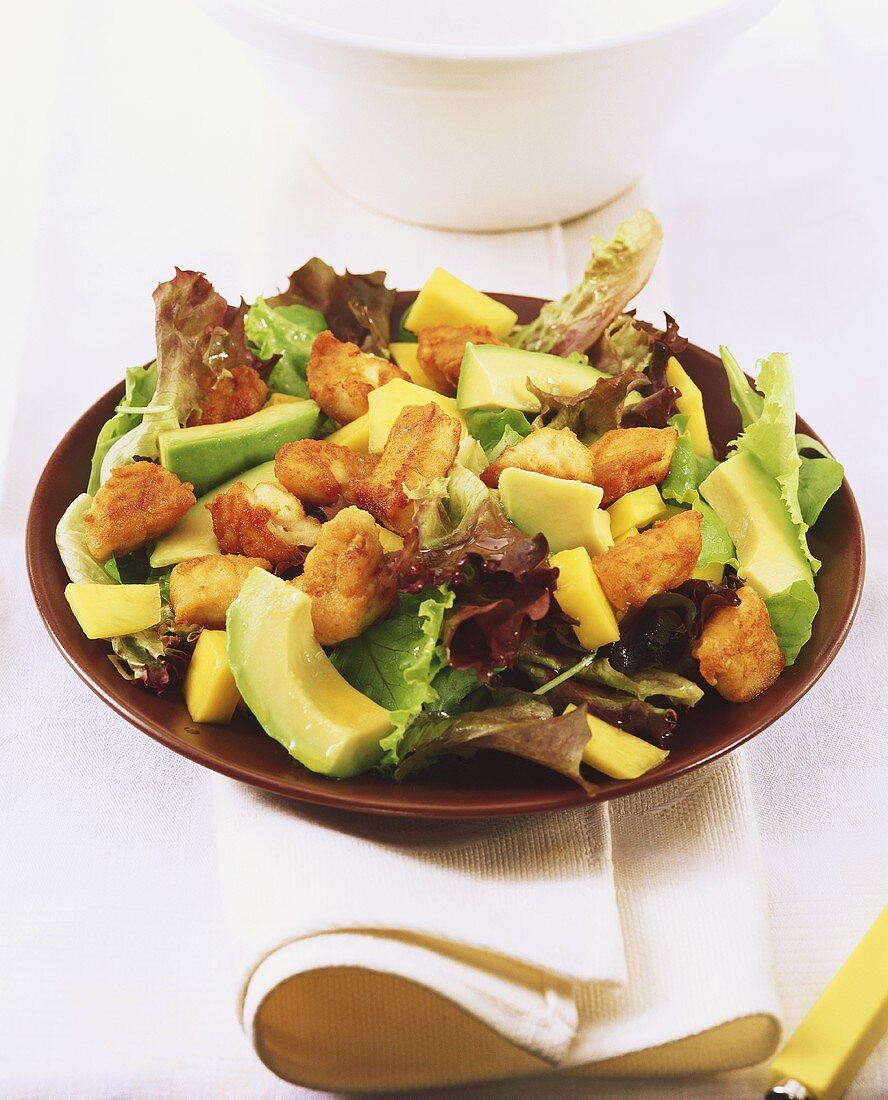 Blattsalat mit Hähnchen, Avocado und Mango