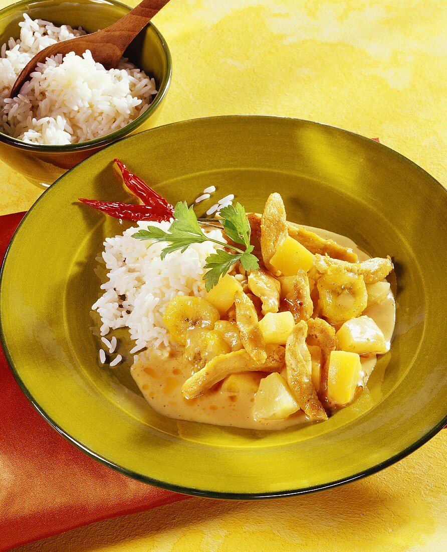 Chicken and fruit in curry sauce