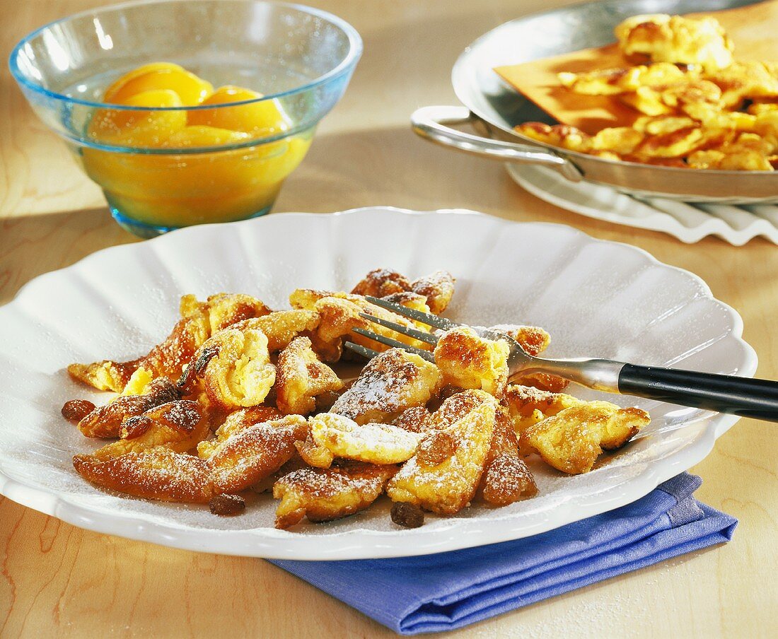 Emperor's pancake with raisins and icing sugar