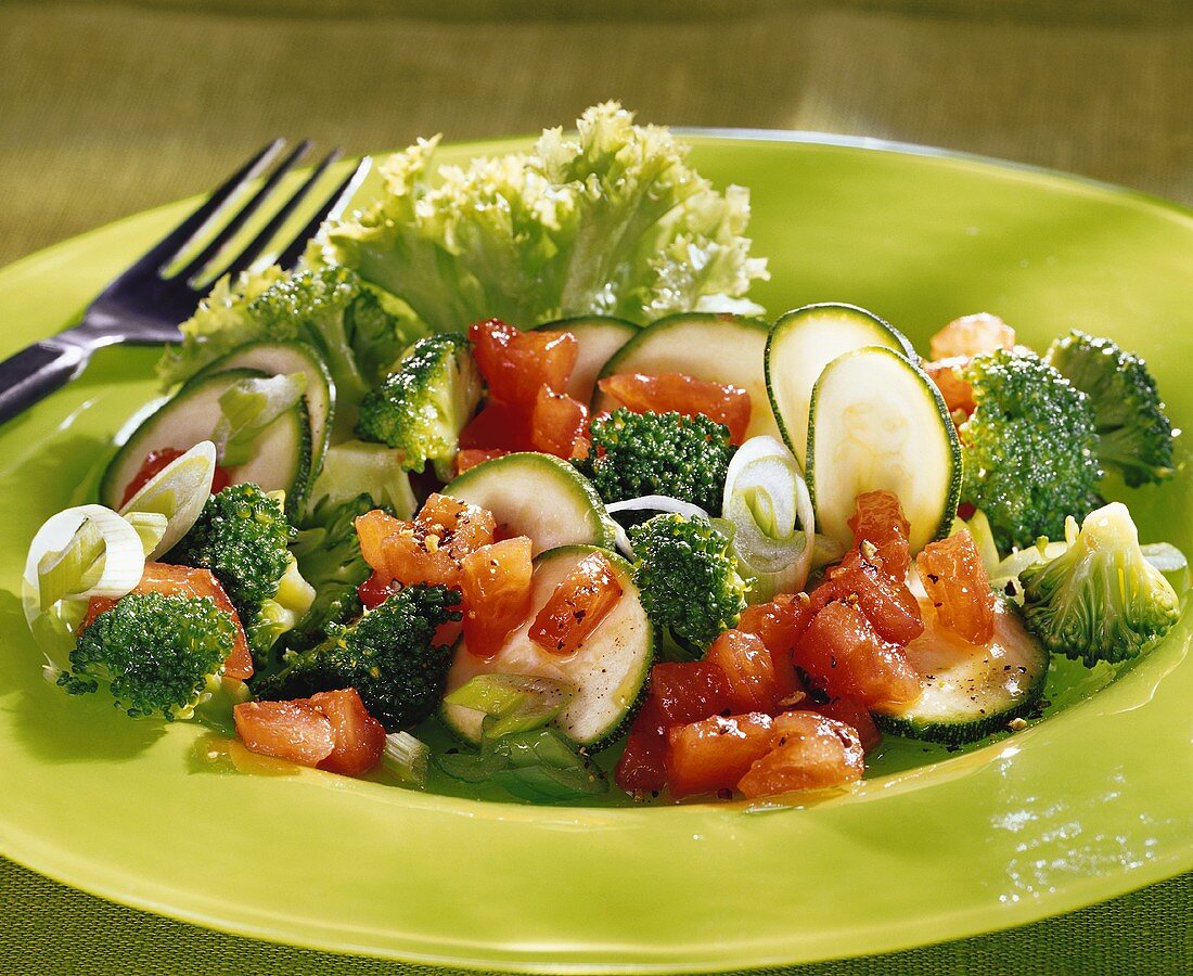 Brokkoli-Zucchini-Salat mit Tomatenwürfeln