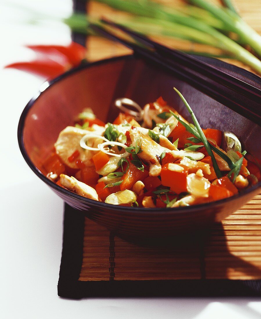 Hähnchen mit Paprikaschoten und Erdnüssen aus dem Wok