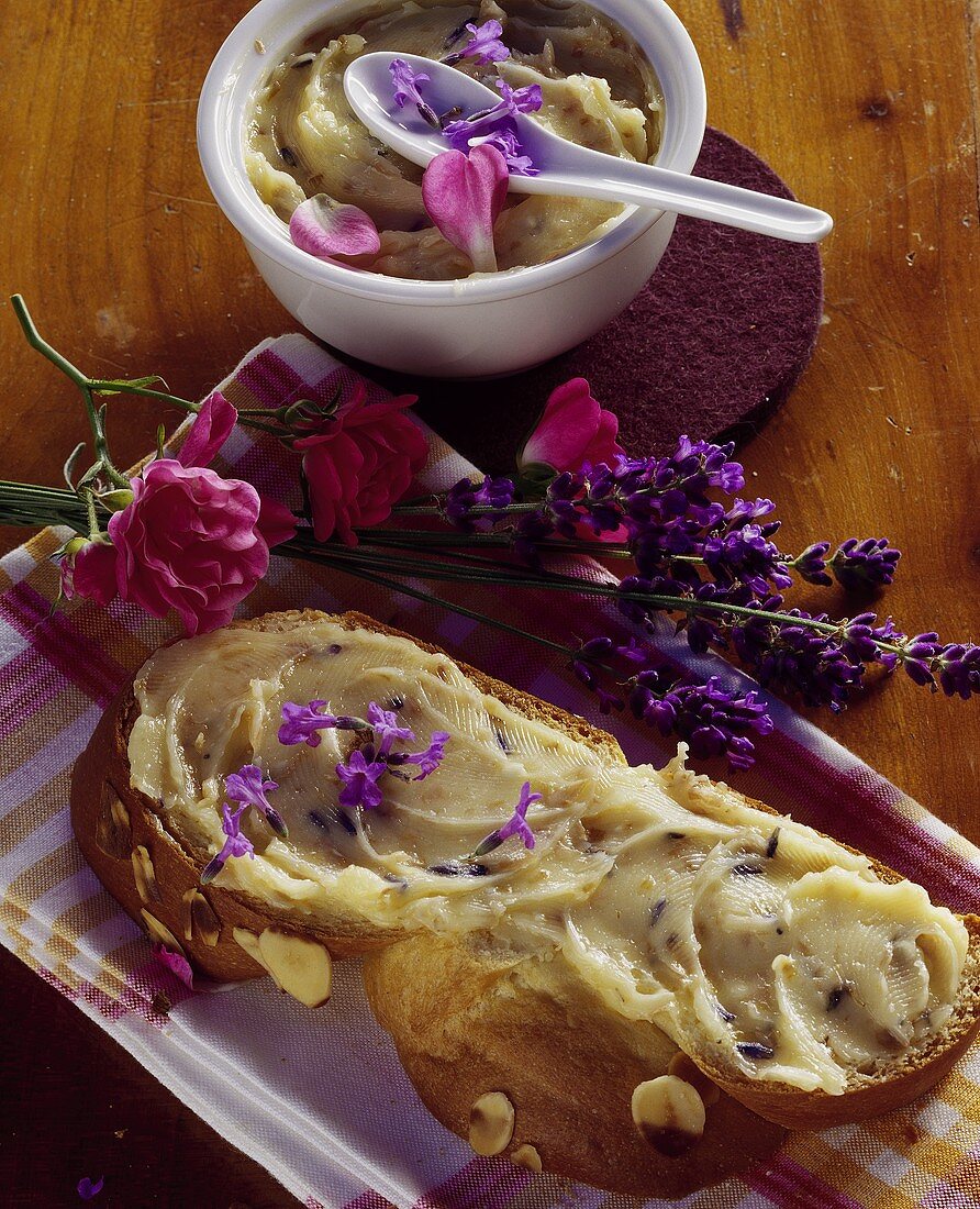 Hefezopf mit Lavendel-Rosen-Butter