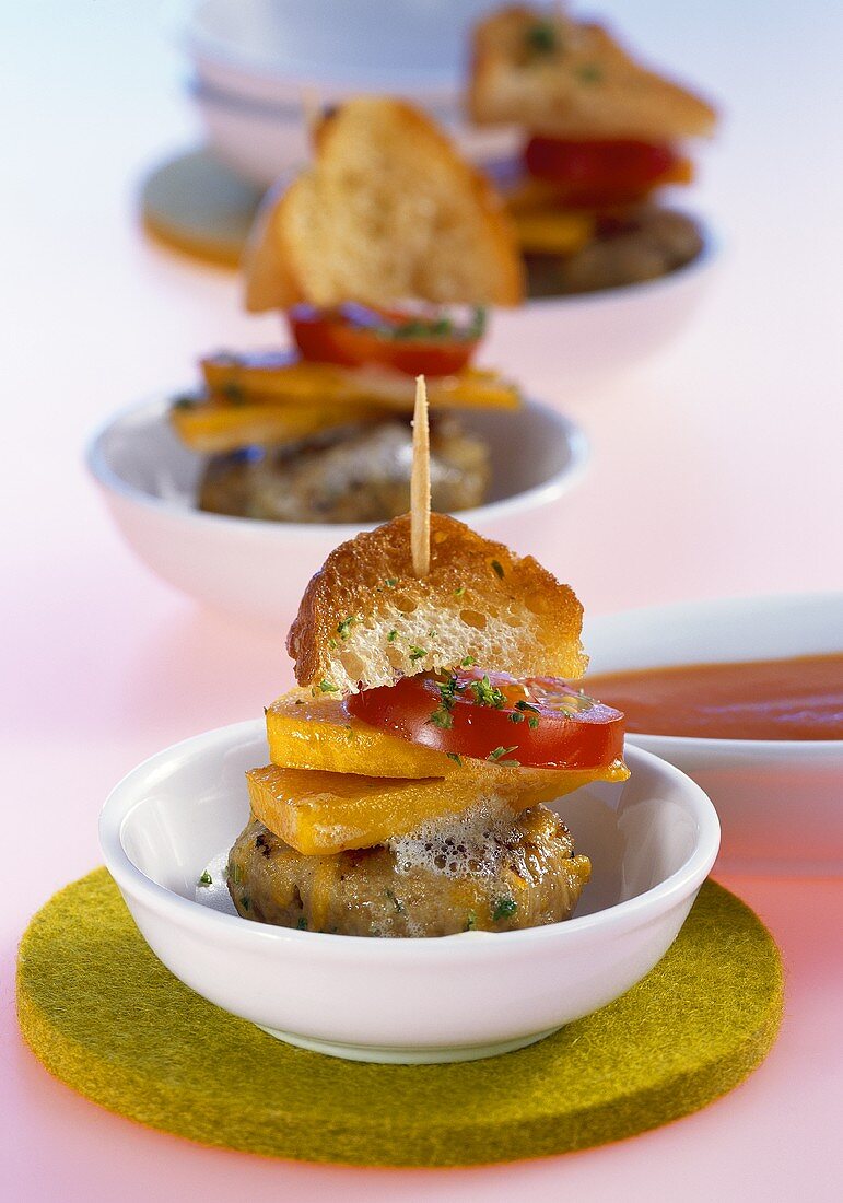 Spiesschen aus Minifrikadelle, Kürbis, Tomate und Baguette