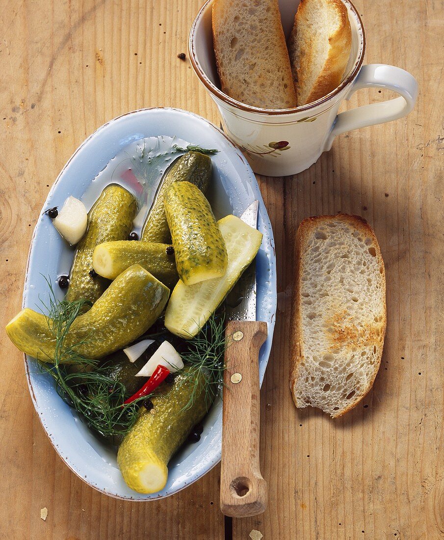 Essiggurken mit Weissbrotscheiben