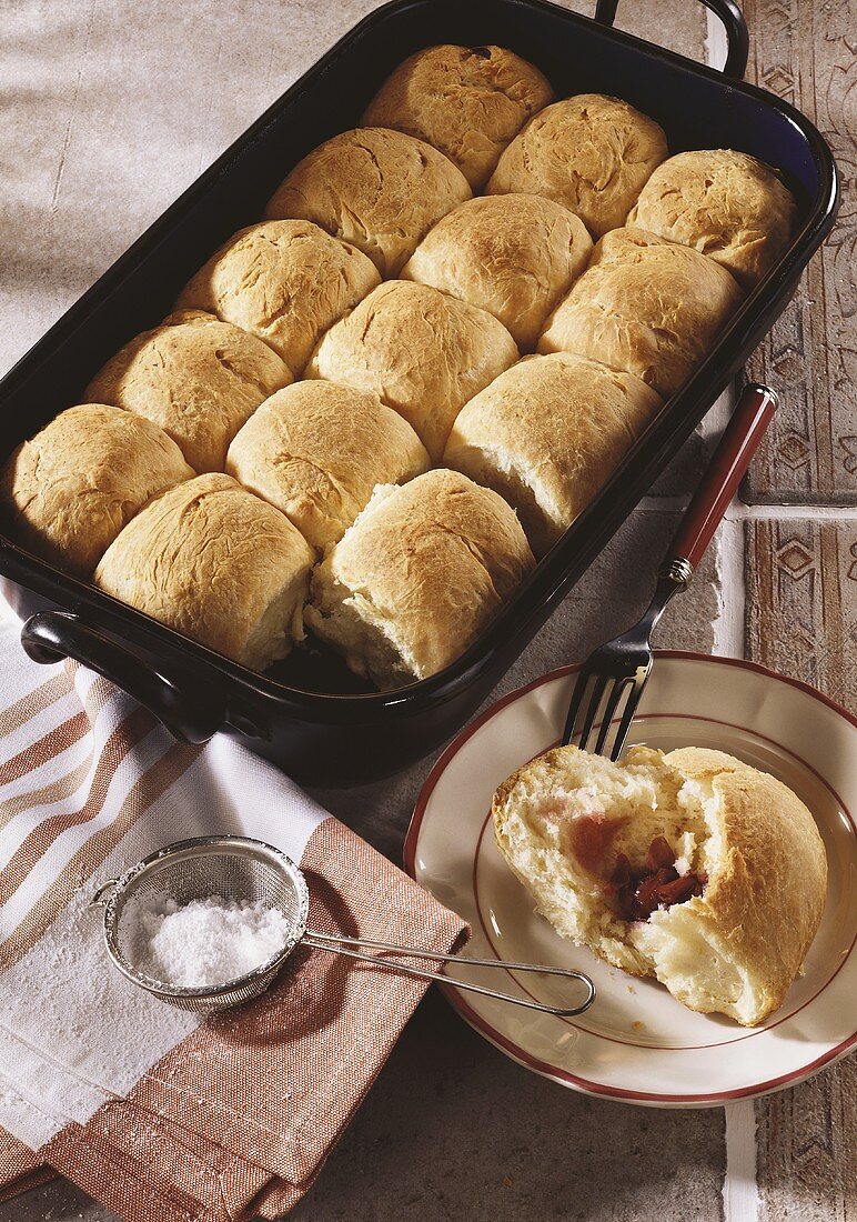 Yeast rolls with plums and icing sugar