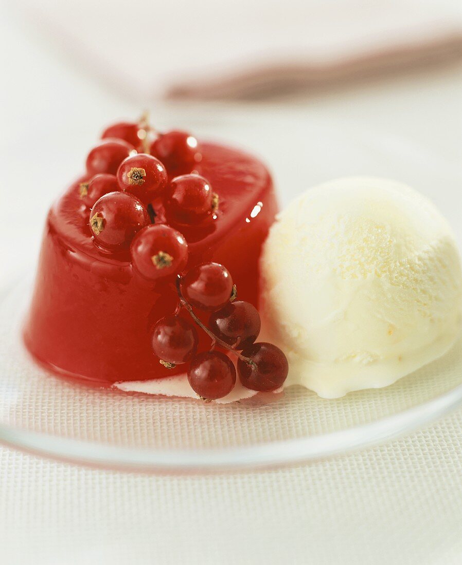 Redcurrant jelly with vanilla ice cream