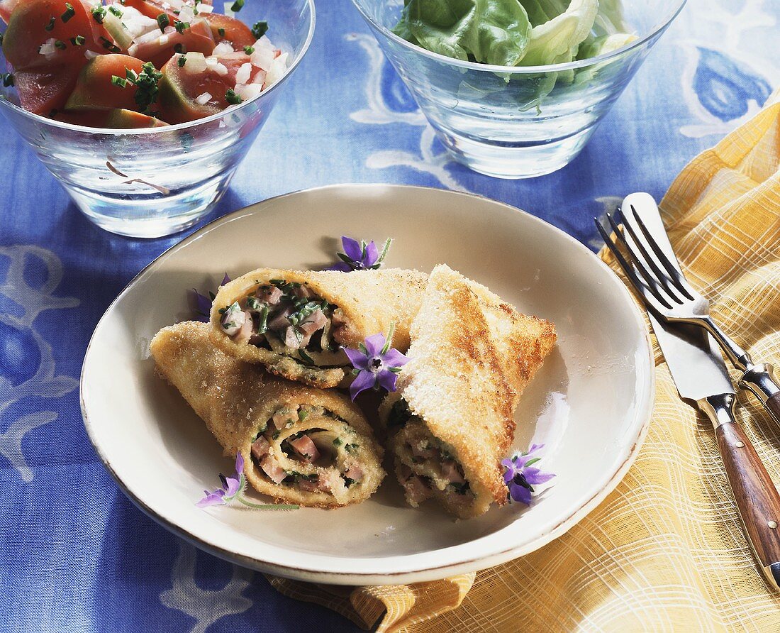 Frittierte Pfannkuchen mit Schinkenfüllung