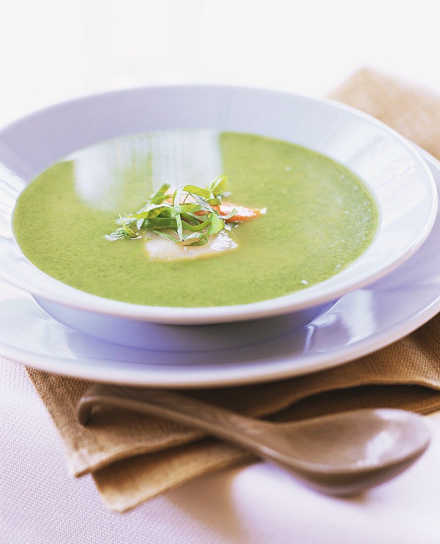 Kalte Erbsensuppe mit Jakobsmuscheln und Sauerampfer