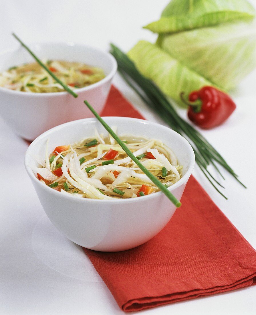 Weisskohlsuppe mit Paprika und Schnittlauch