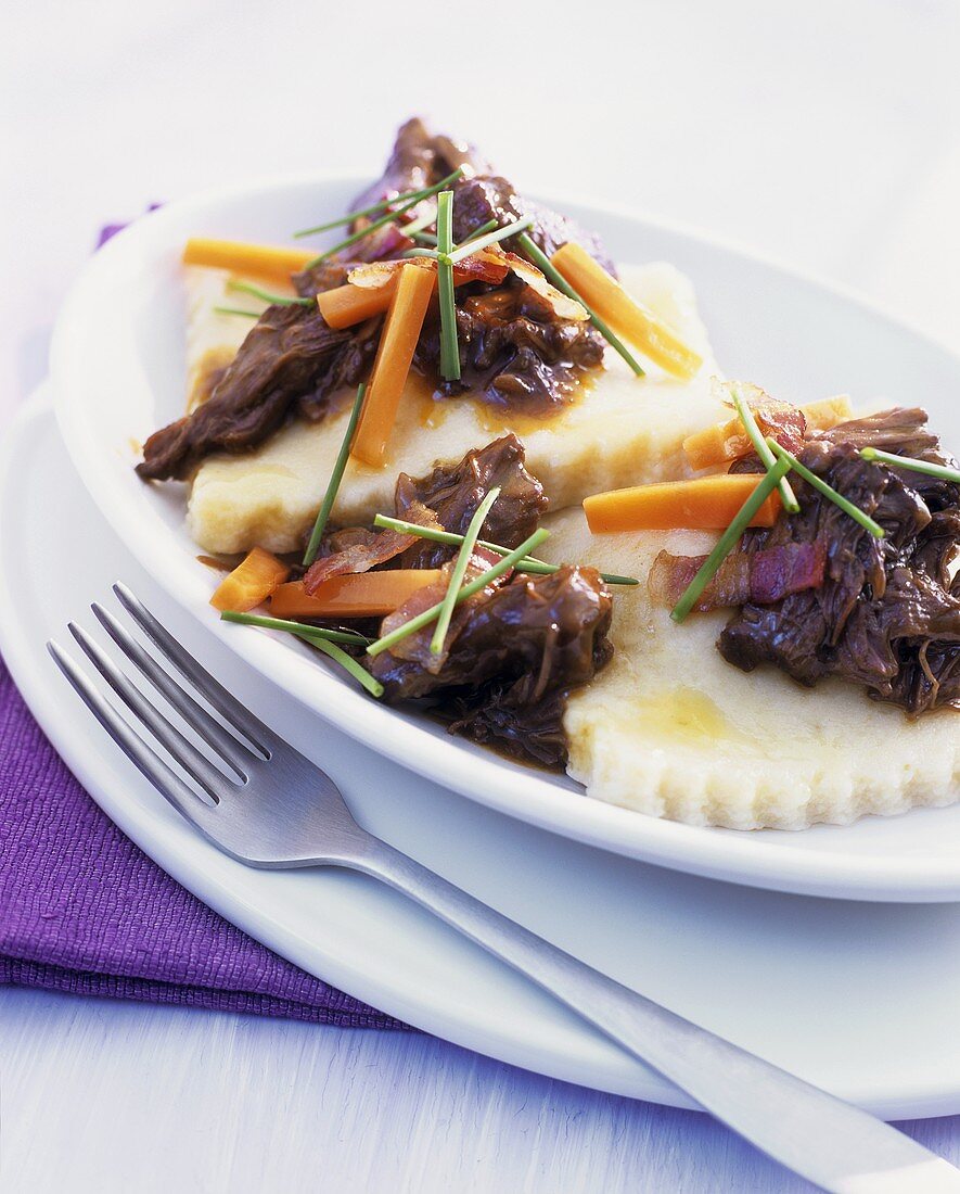 Zwiebelravioli mit Ochsenschwanzragout