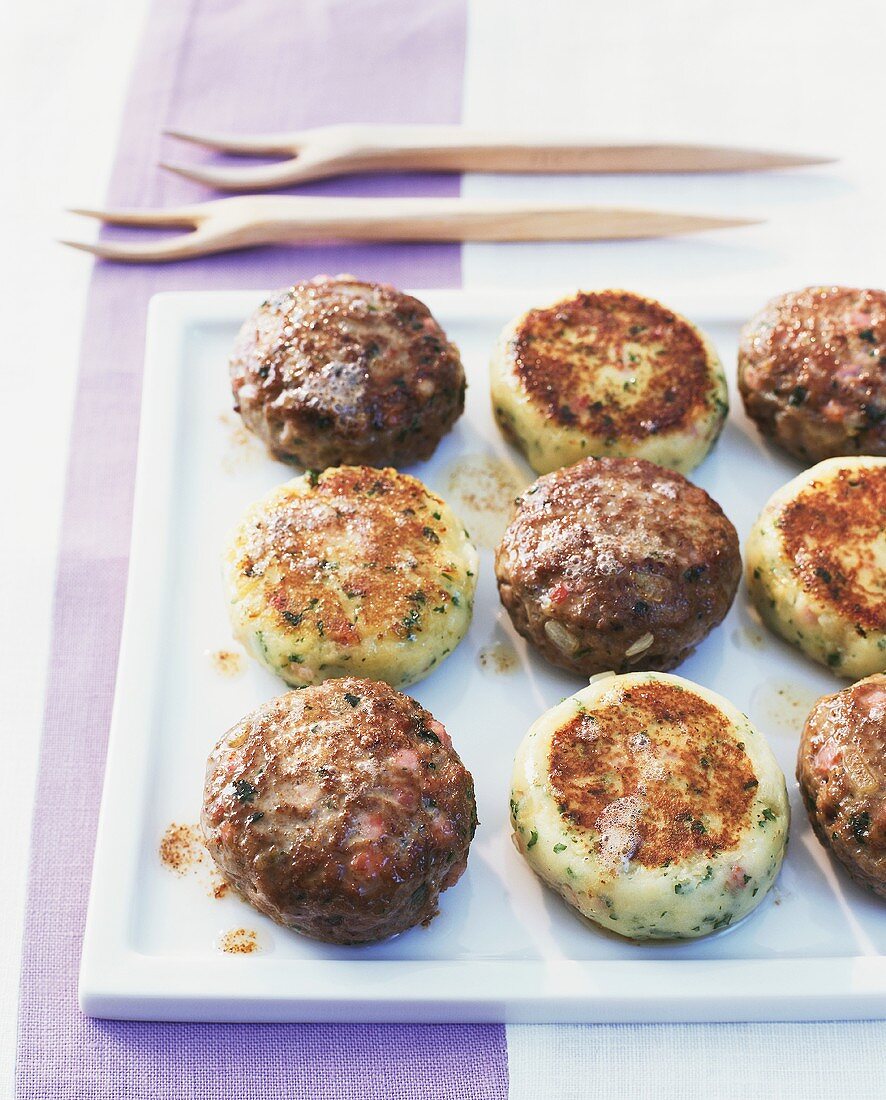 Frikadellen mit Macaire-Kartoffeln