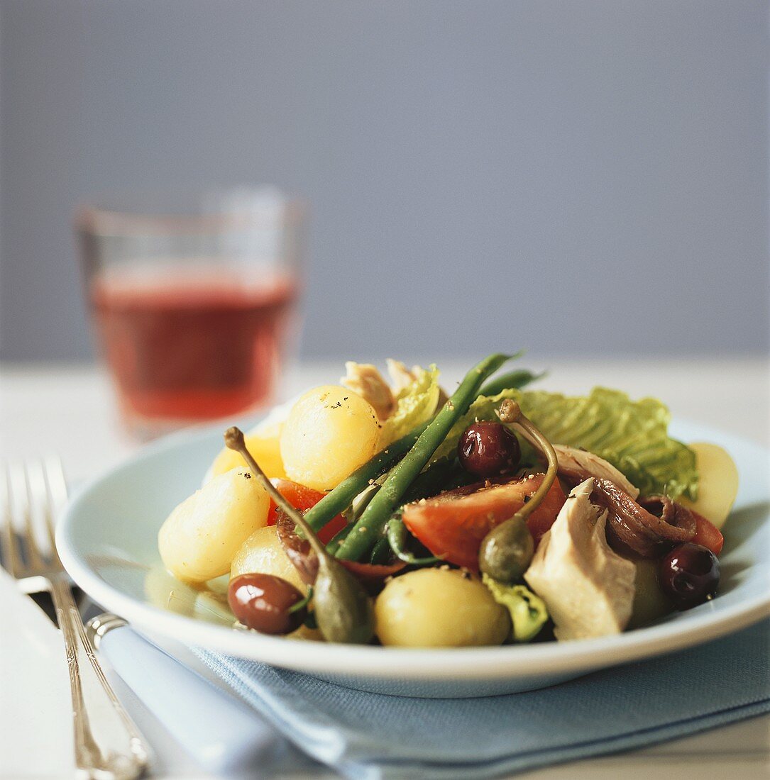 Salade niçoise on blue plate