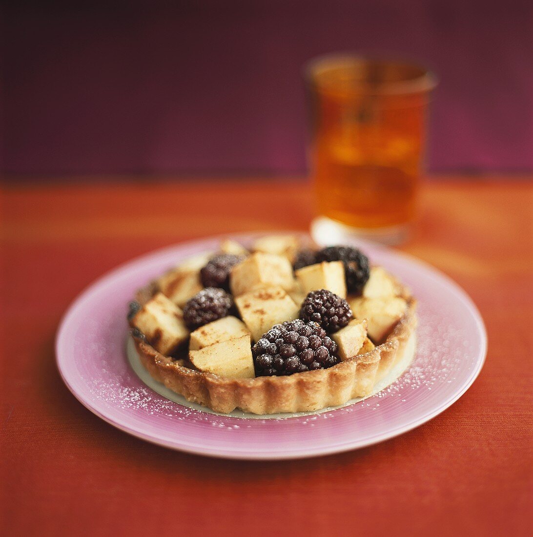 Tortelett mit Brombeeren und Äpfeln