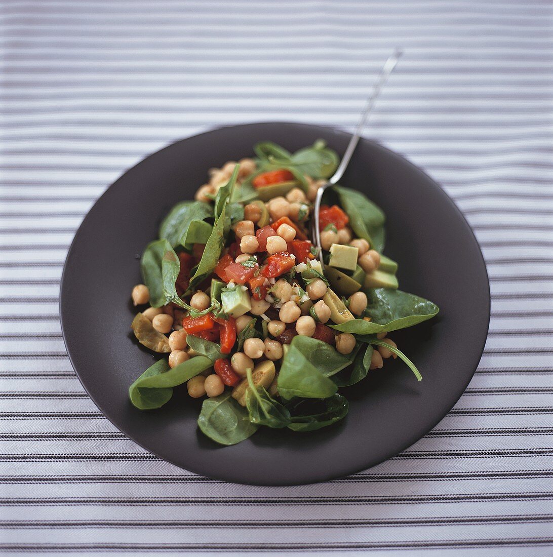 Spinach salad with chick-peas, avocado and tomatoes
