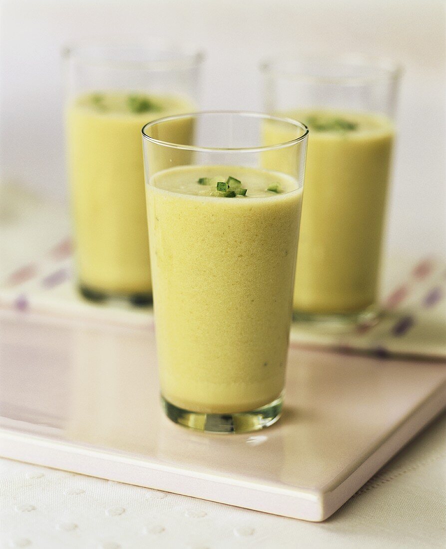 Geeiste Gurkensuppe in drei Gläsern