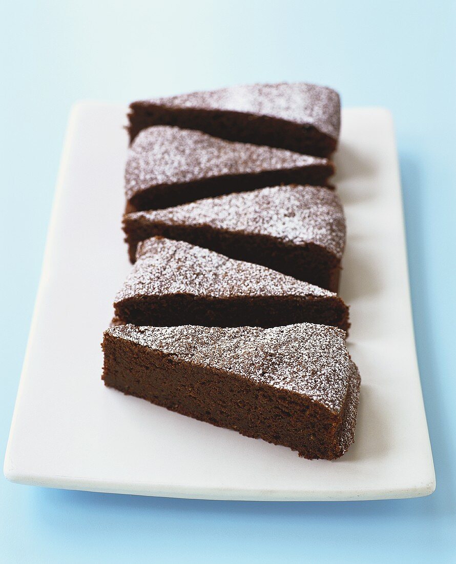 Chocolate cake with icing sugar (five pieces)