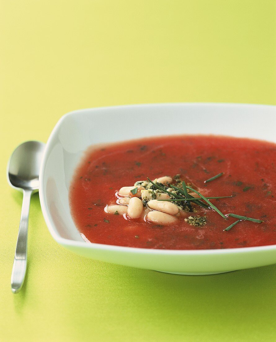 Tomatensuppe mit weissen Bohnen und Pesto