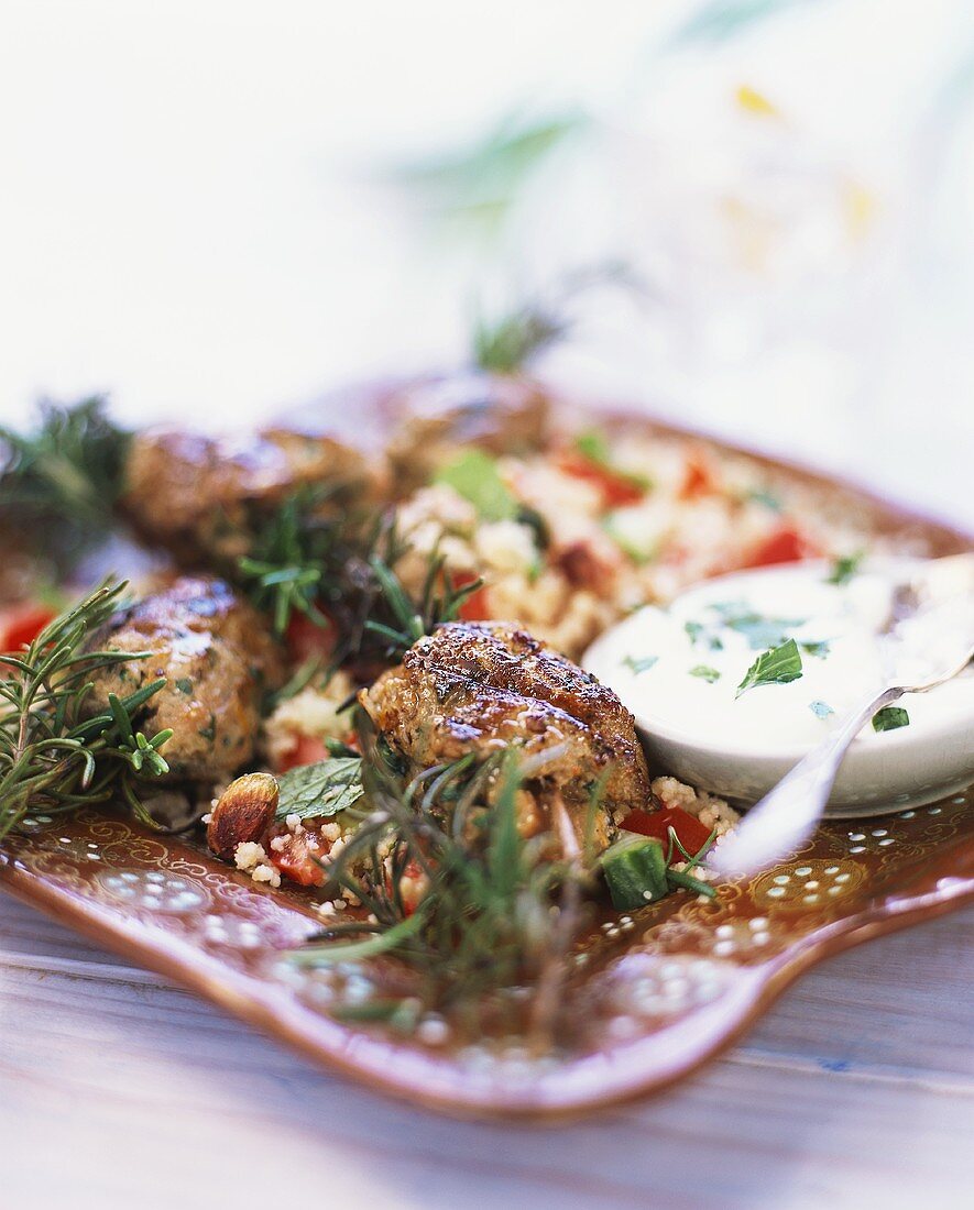 Spicy burgers with rosemary and yoghurt sauce