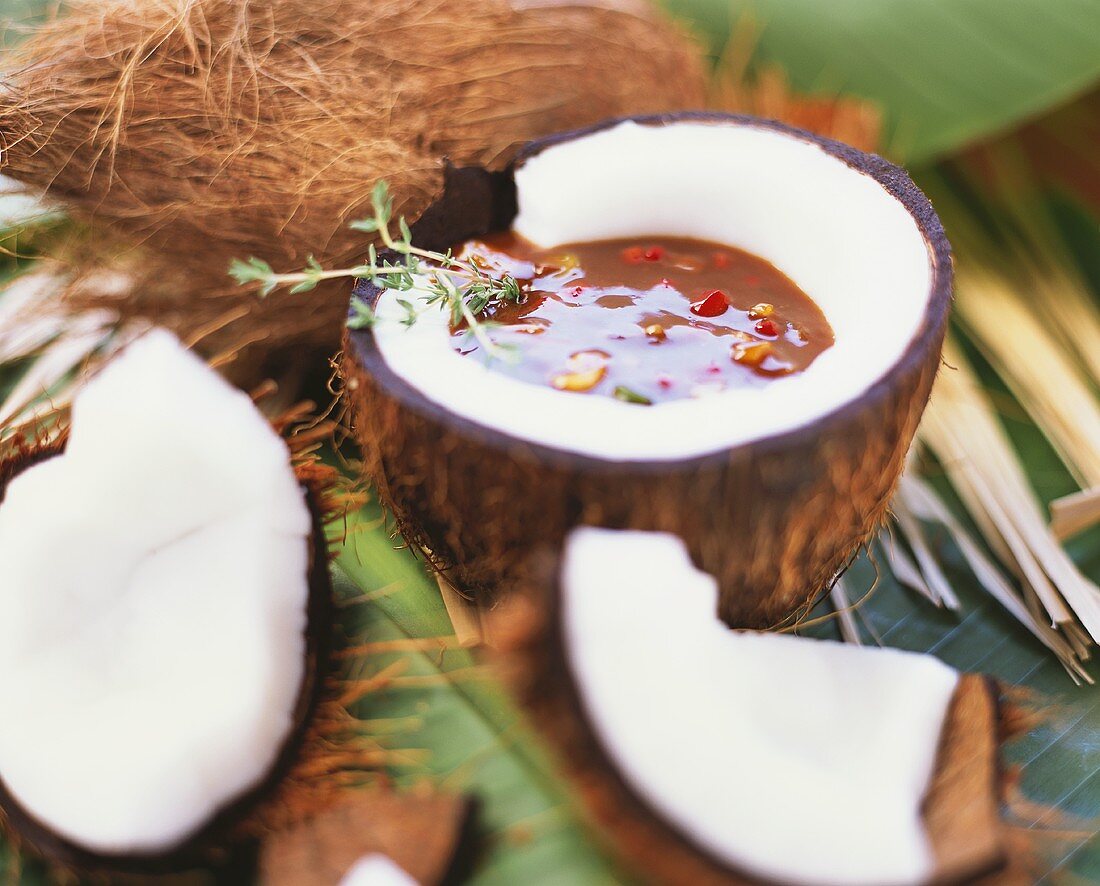 Gemüsesuppe in ausgehöhlter Kokosnuss (Karibik)