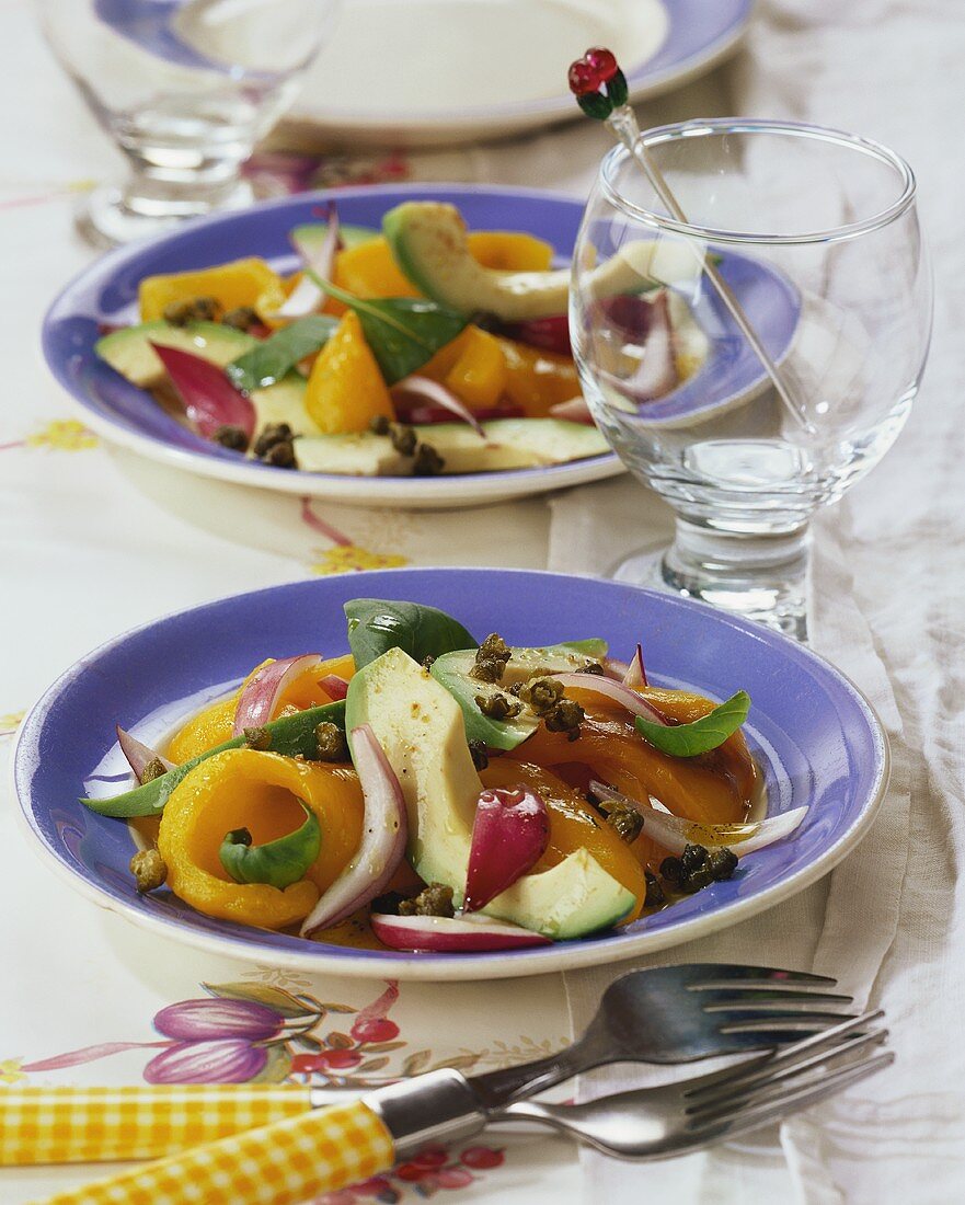 Paprika-Basilikum-Salat mit Avocados, Kapern und Zwiebeln