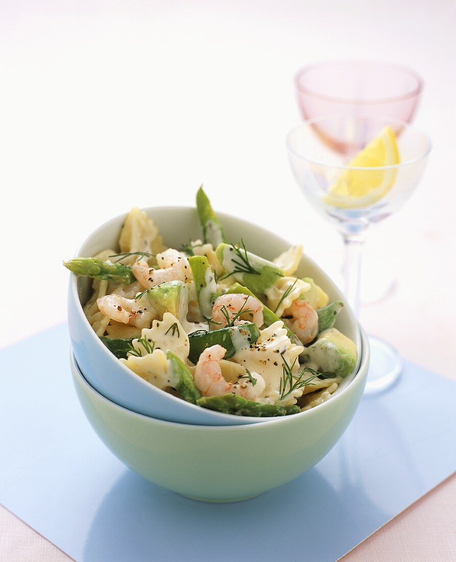 Green asparagus salad with shrimps and mangetout