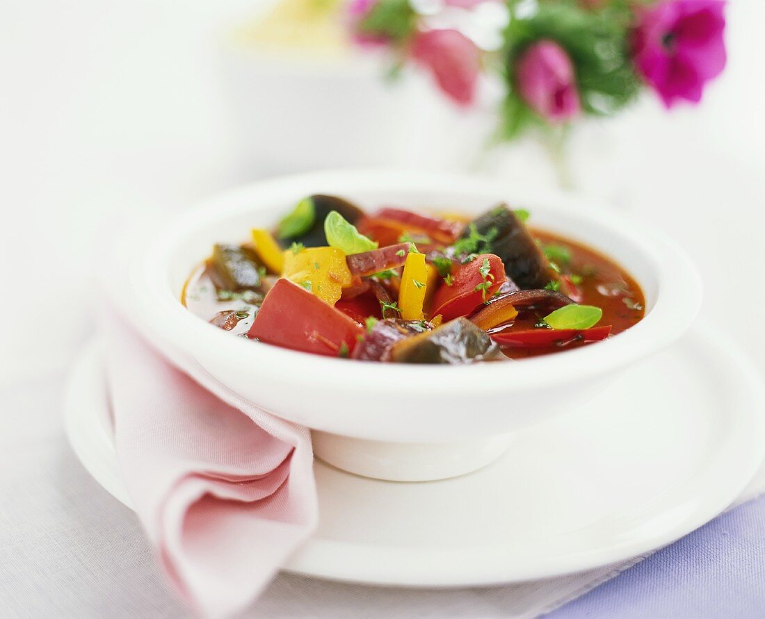 Paprika-Auberginen-Suppe mit Thymian