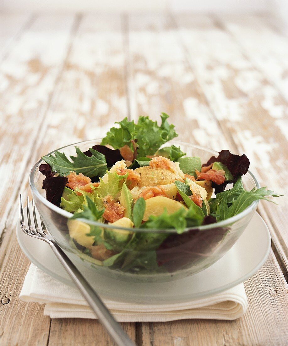 Salad leaves with salmon, avocado and pears