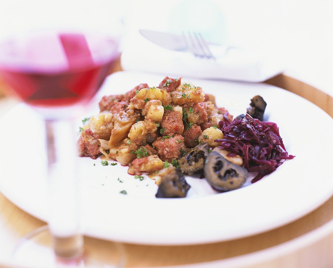 Corned Beef mit Kartoffelwürfeln, Zwiebeln und Rotkohl