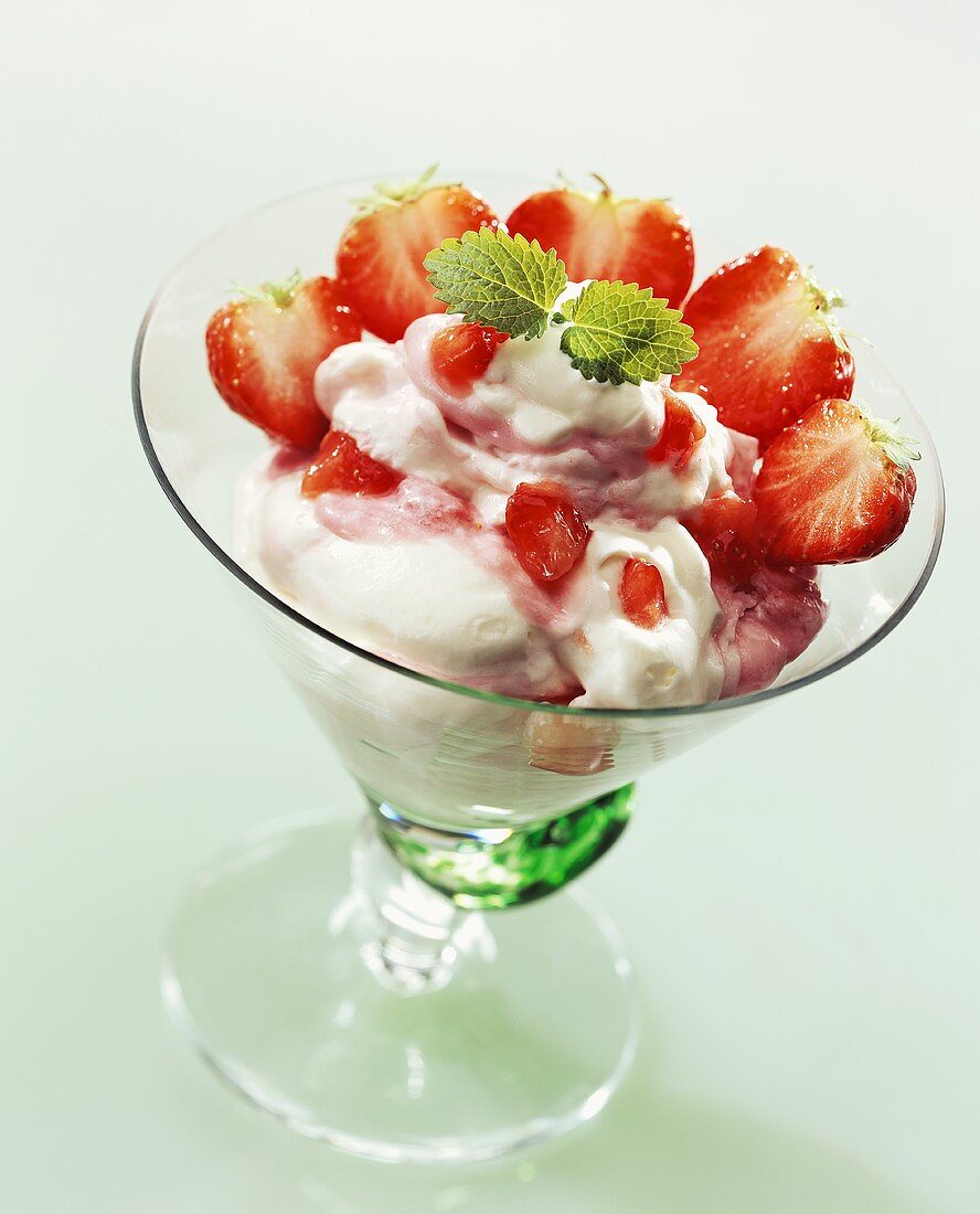 Joghurt-Erdbeer-Creme mit frischen Erdbeeren