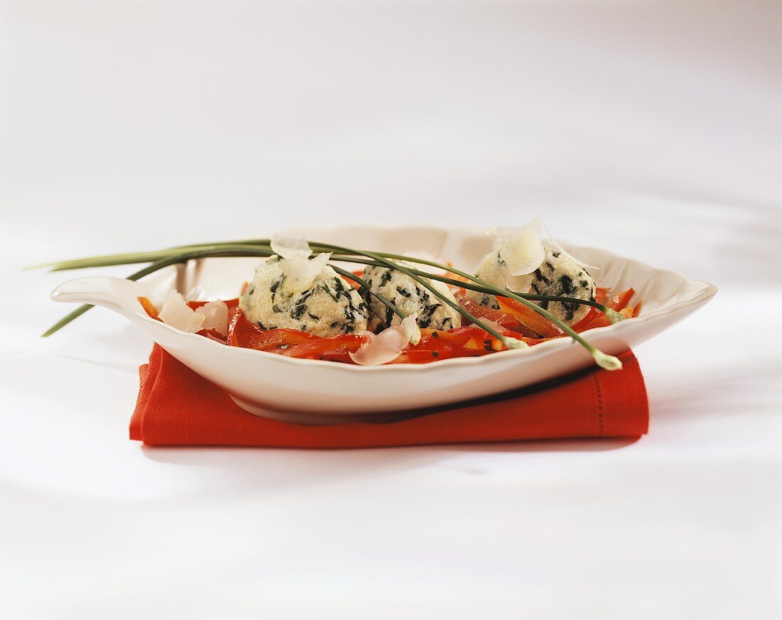 Bärlauchgnocchi mit Parmesan auf rotem Paprika