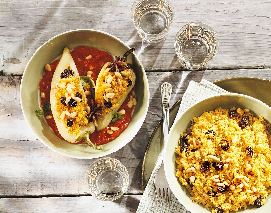 Gefüllte Spitzpaprika mit Couscous in Tomatensauce