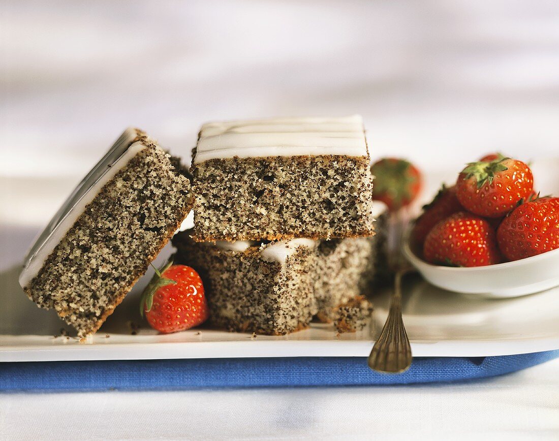 Mohnschnitten mit Zuckerglasur und frischen Erdbeeren