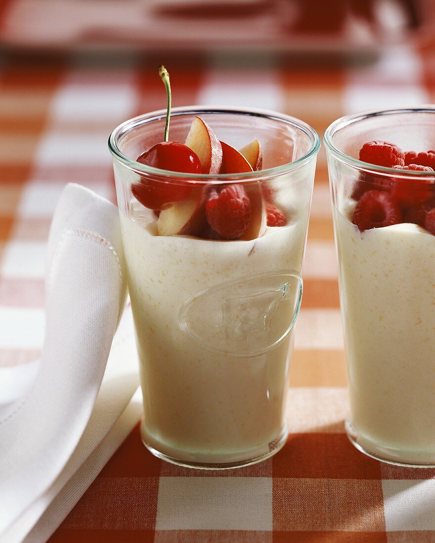 Pfirsichkaltschale mit Himbeeren und Kirschen