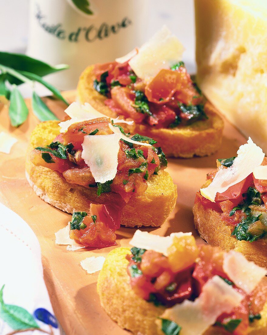 Bruschetta (Röstbrote mit Tomaten, Basilikum, Parmesanspänen)