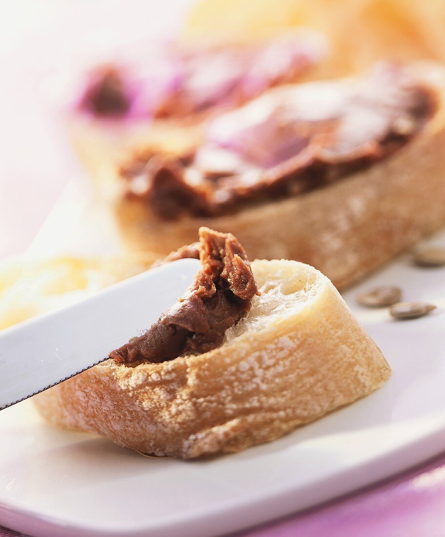 Weißbrot mit Schokoladencreme bestreichen