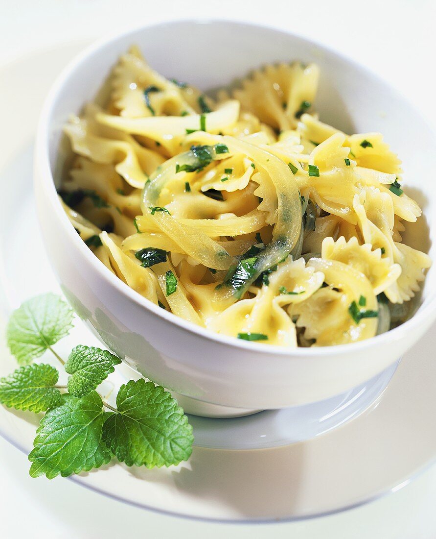 Farfalle mit Honigzwiebeln und Kräutern